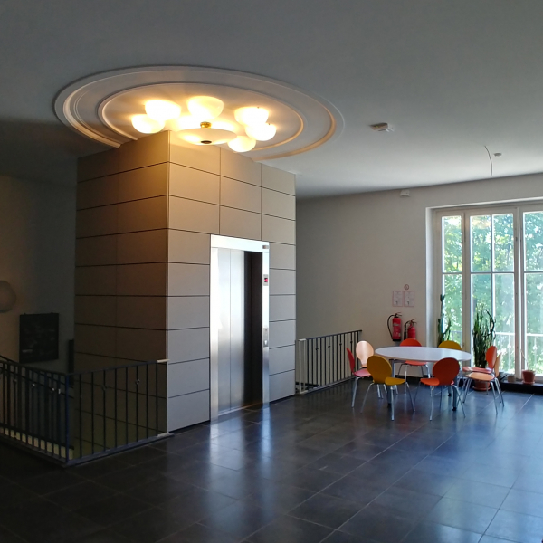 Aufzug und historisches Deckenlicht im Drudebau