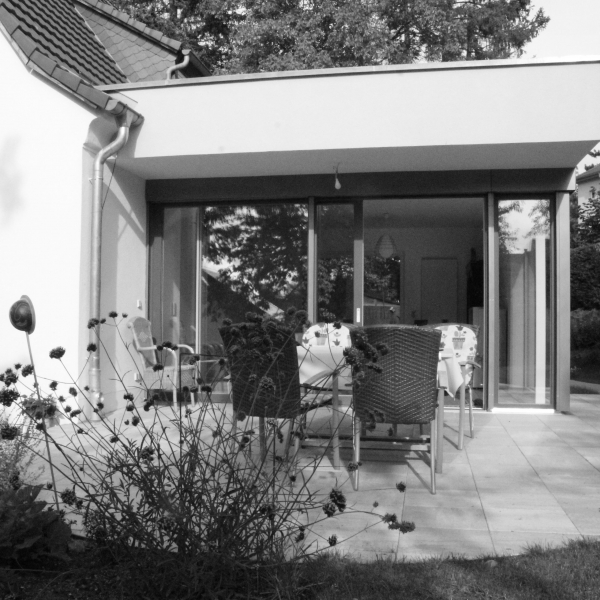 Eine große Schiebefront verbindet an diesem Anbau drinnen und draußen