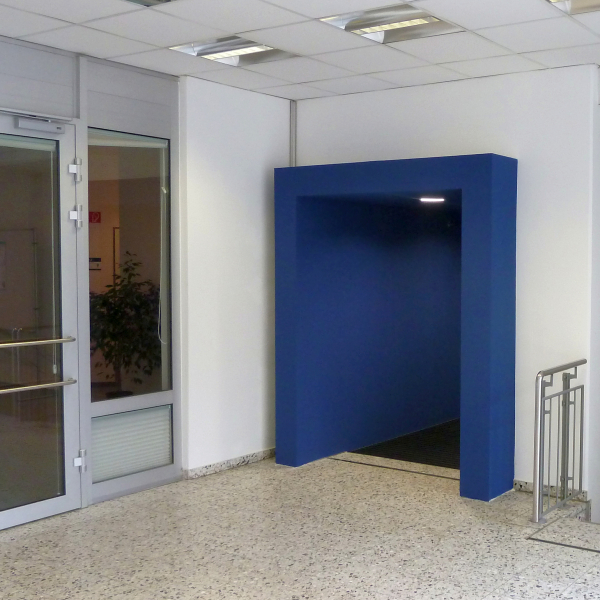 Ein blauer Kasten macht den Durchgang deutlich