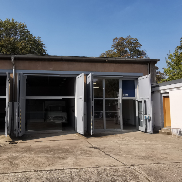 offen stehende Garagentore