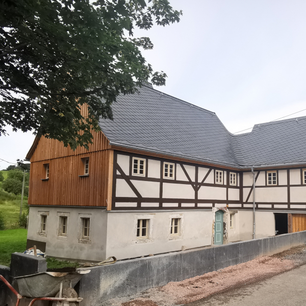 Ein Fachwerkbau mit Schindeldeckung