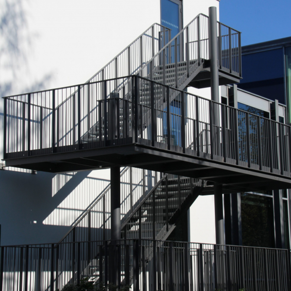 Eine Stahl- Außentreppe