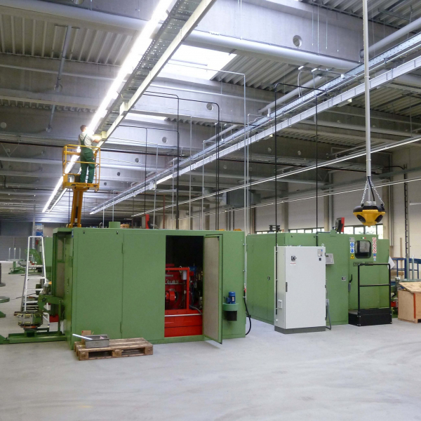 Eine Halle mit grünen Kästen