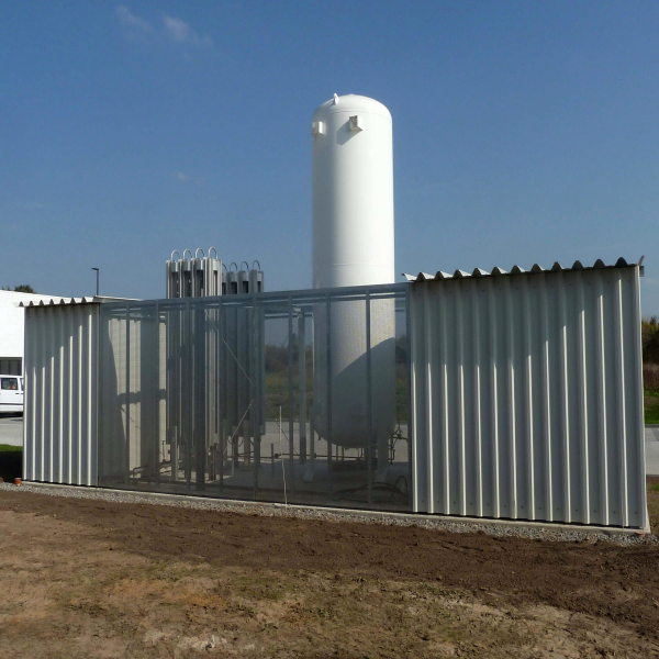 Eingezäuntes Gelände mit Silo.