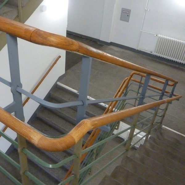 Eine Treppe mit zwei Geländerhandläufen aus Holz
