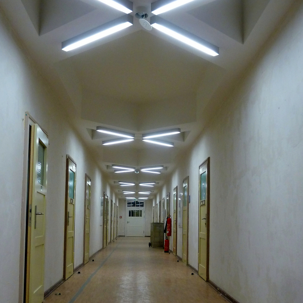 Ein Flur mit Deckenleuchten in x- Form