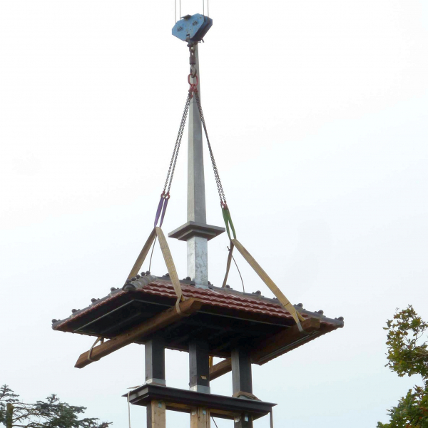 Die Dachspitze hängt am Kranhaken