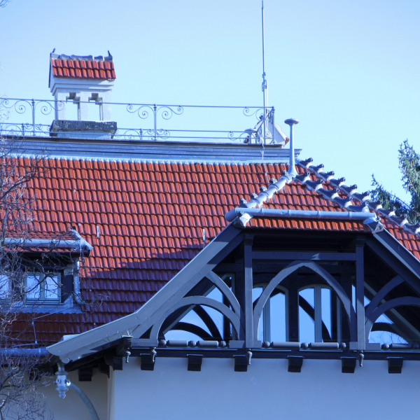 Ziegeldach mit Aufbauten und Fachwerk