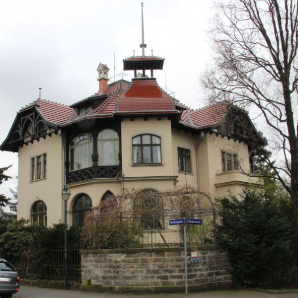 Eine Villa mit verspielter Dachlandschaft
