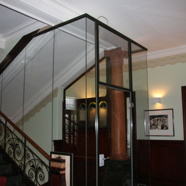 Ein verglastes Treppenhaus